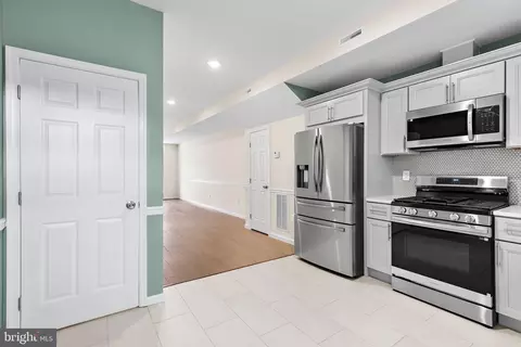 Entry Way - 627 Bartlett Ave, Baltimore, MD 21218 photo 4 of 6