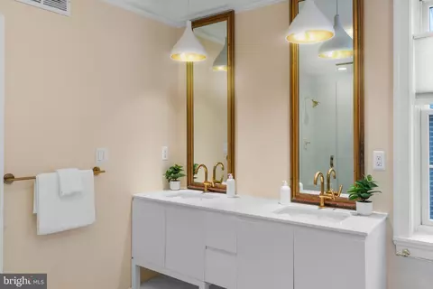 Bath - 832 William St, Baltimore, MD 21230 photo 3 of 4