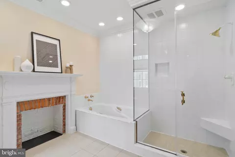 Bath - 832 William St, Baltimore, MD 21230 photo 2 of 4