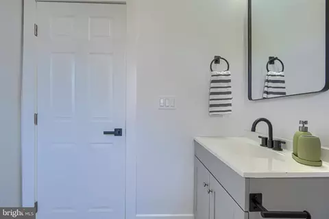 Entry Way - 3816 Sequoia Ave, Baltimore, MD 21215 photo 5 of 6