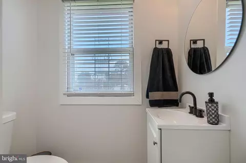 Entry Way - 3816 Sequoia Ave, Baltimore, MD 21215 photo 4 of 6