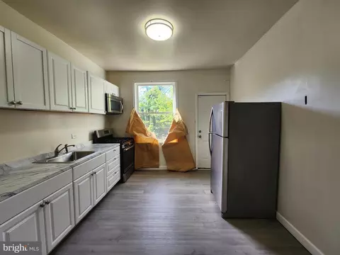 Entry Way - 2427 E Lanvale St, Baltimore, MD 21213 photo 3 of 7