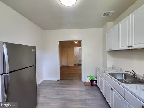 Entry Way - 2427 E Lanvale St, Baltimore, MD 21213 photo 4 of 7
