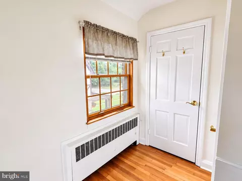 Entry Way - 708 Dryden Dr, Baltimore, MD 21229 photo 4 of 5