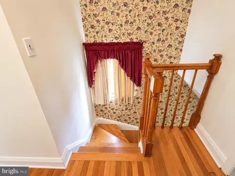 Entry Way - 708 Dryden Dr, Baltimore, MD 21229 photo 3 of 5