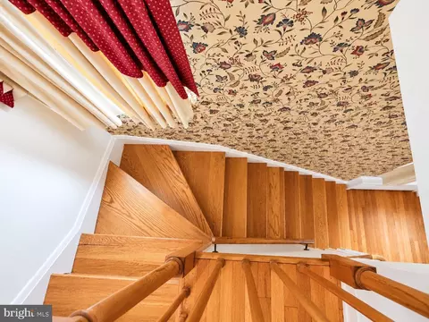 Entry Way - 708 Dryden Dr, Baltimore, MD 21229 photo 2 of 5