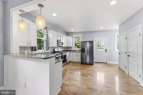 Entry Way - 3708 Coolidge Ave, Baltimore, MD 21229 photo 1 of 6