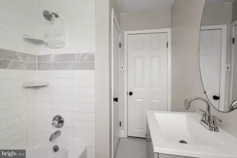 Bath - 3940 Penhurst Ave, Baltimore, MD 21215 photo 2 of 3