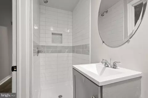 Bath - 3940 Penhurst Ave, Baltimore, MD 21215 photo 3 of 3