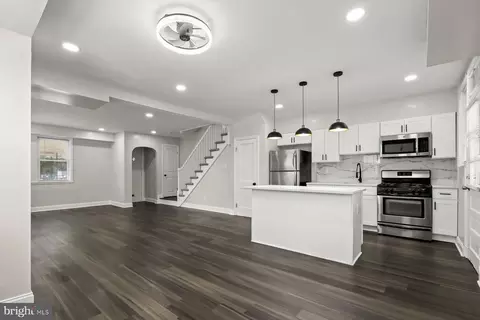 Entry Way - 3940 Penhurst Ave, Baltimore, MD 21215 photo 2 of 3