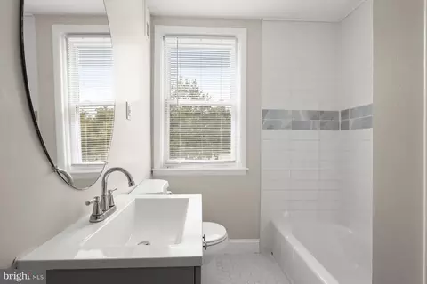 Bath - 3940 Penhurst Ave, Baltimore, MD 21215 photo 1 of 3