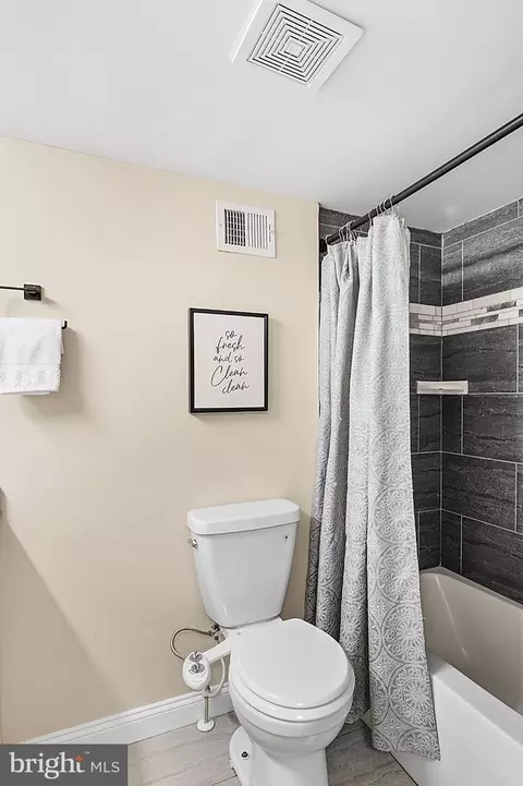 Bath - 417 S Regester St, Baltimore, MD 21231 photo 3 of 6