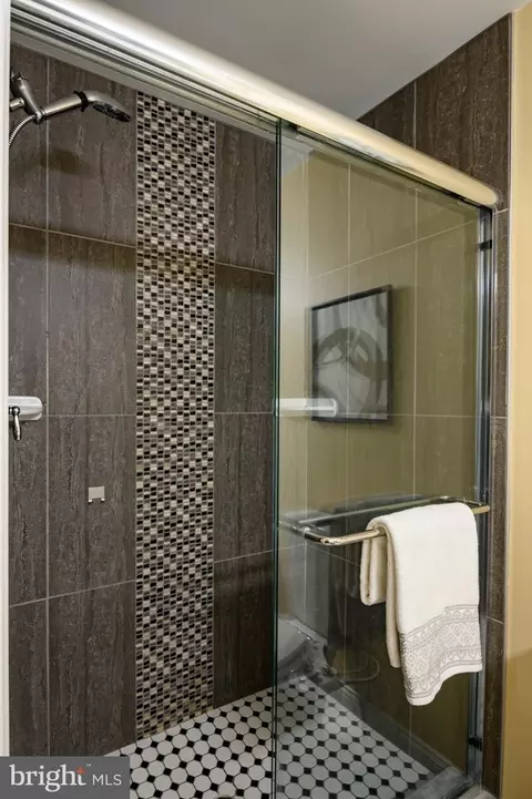 Bath - 417 S Regester St, Baltimore, MD 21231 photo 6 of 6