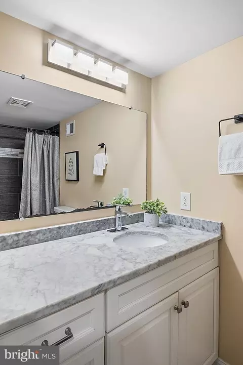 Bath - 417 S Regester St, Baltimore, MD 21231 photo 2 of 6