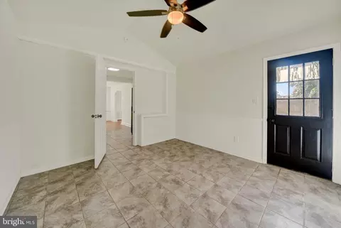 Entry Way - 702 Devonshire Rd, Baltimore, MD 21229 photo 3 of 4