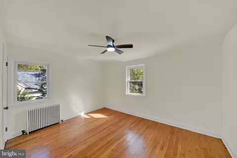 Bedroom - 702 Devonshire Rd, Baltimore, MD 21229 photo 2 of 4
