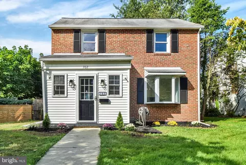 Exterior - 702 Devonshire Rd, Baltimore, MD 21229 photo 2 of 7