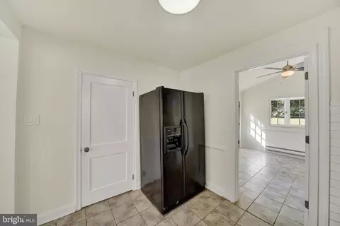 Entry Way - 702 Devonshire Rd, Baltimore, MD 21229 photo 2 of 4