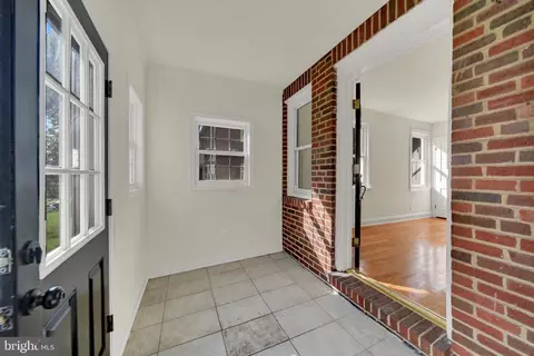 Entry Way - 702 Devonshire Rd, Baltimore, MD 21229 photo 1 of 4