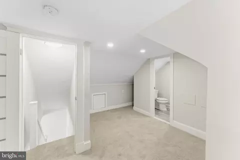 Entry Way - 2913 Oakhill Ave, Baltimore, MD 21207 photo 4 of 7