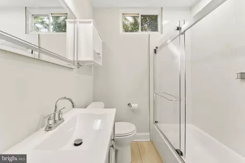 Bath - 2913 Oakhill Ave, Baltimore, MD 21207 photo 1 of 2