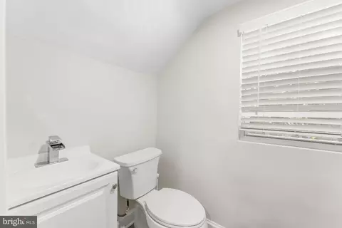 Entry Way - 2913 Oakhill Ave, Baltimore, MD 21207 photo 5 of 7