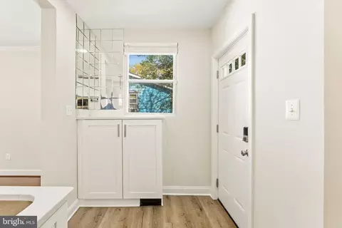 Entry Way - 2913 Oakhill Ave, Baltimore, MD 21207 photo 1 of 7