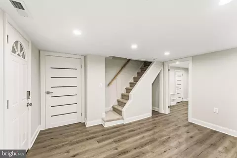 Entry Way - 2913 Oakhill Ave, Baltimore, MD 21207 photo 6 of 7