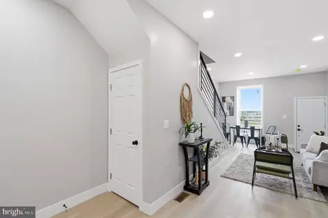 Entry Way - 4919 Eastern Ave, Baltimore, MD 21224 photo 4 of 6
