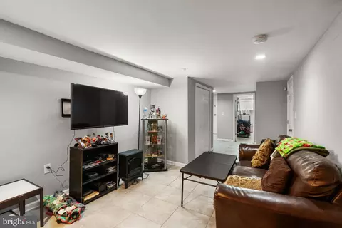 Entry Way - 307 N Monastery Ave, Baltimore, MD 21229 photo 6 of 7