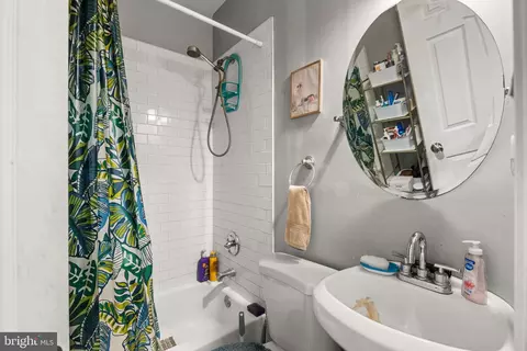 Bath - 307 N Monastery Ave, Baltimore, MD 21229 photo 1 of 2
