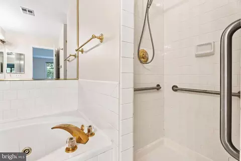 Bath - 617 Stoney Spg, Baltimore, MD 21210 photo 2 of 3