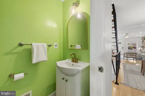 Bath - 1434 Andre St, Baltimore, MD 21230 photo 1 of 4