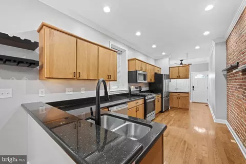 Entry Way - 431 E Fort Ave, Baltimore, MD 21230 photo 2 of 13