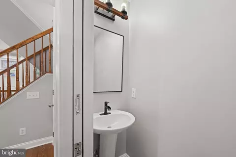 Entry Way - 431 E Fort Ave, Baltimore, MD 21230 photo 7 of 13