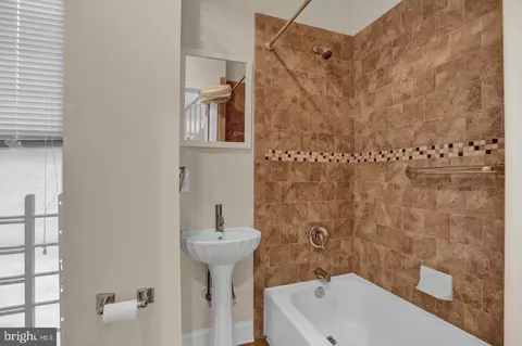 Bath - 404 E Lorraine Ave, Baltimore, MD 21218 photo 2 of 4