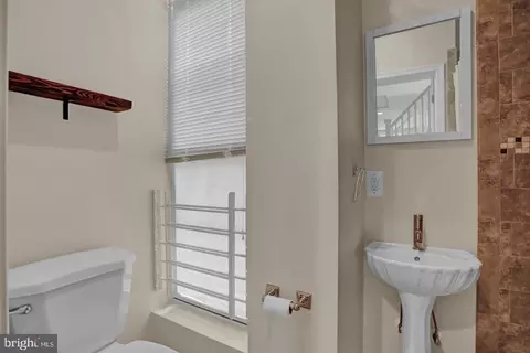 Bath - 404 E Lorraine Ave, Baltimore, MD 21218 photo 3 of 4