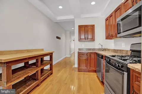 Entry Way - 404 E Lorraine Ave, Baltimore, MD 21218 photo 5 of 10