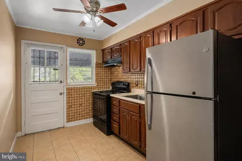 Entry Way - 844 Bradhurst Rd, Baltimore, MD 21212 photo 2 of 3