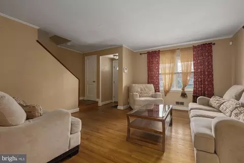 Living - 844 Bradhurst Rd, Baltimore, MD 21212 photo 2 of 3