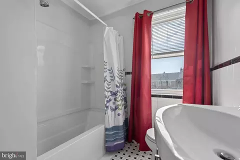 Bath - 844 Bradhurst Rd, Baltimore, MD 21212 photo 1 of 1
