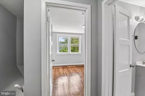 Entry Way - 44 N Athol Ave, Baltimore, MD 21229 photo 9 of 10