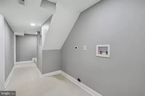 Entry Way - 628 Roundview Rd, Baltimore, MD 21225 photo 9 of 10