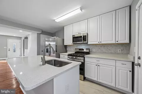 Entry Way - 628 Roundview Rd, Baltimore, MD 21225 photo 2 of 10
