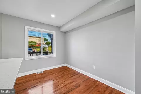 Entry Way - 628 Roundview Rd, Baltimore, MD 21225 photo 3 of 10