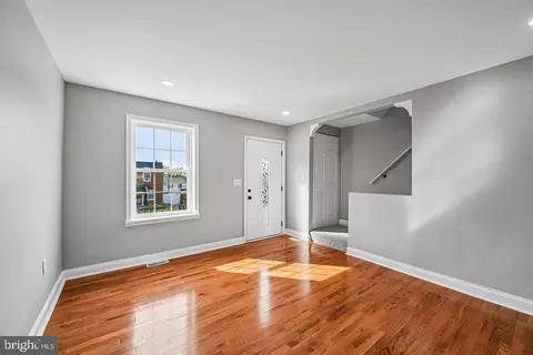 Living - 628 Roundview Rd, Baltimore, MD 21225 photo 2 of 3