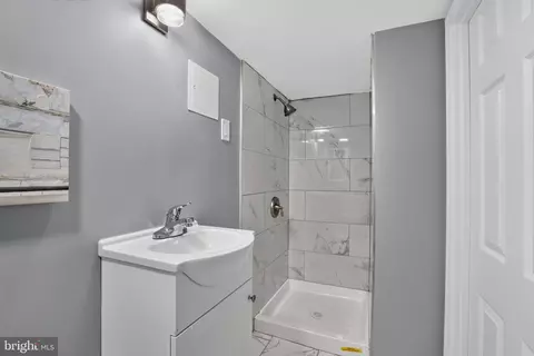 Bath - 2719 Riggs Ave, Baltimore, MD 21216 photo 2 of 2