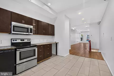 Entry Way - 1719 Ruxton Ave, Baltimore, MD 21216 photo 2 of 5