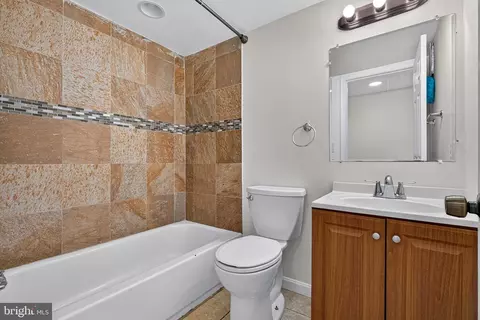 Bath - 1719 Ruxton Ave, Baltimore, MD 21216 photo 5 of 9