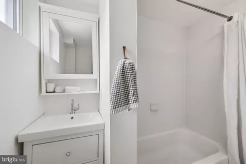 Bath - 3022 Darby St E, Baltimore, MD 21211 photo 2 of 3